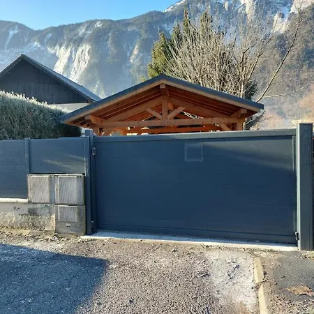 Au Pied Des Montagnes *
